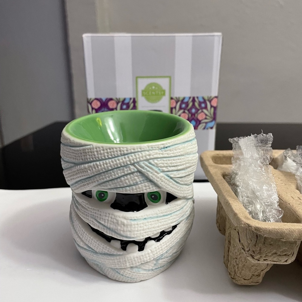 Scentsy Halloween Under Wraps Mummy Warmer  Limited Edition
